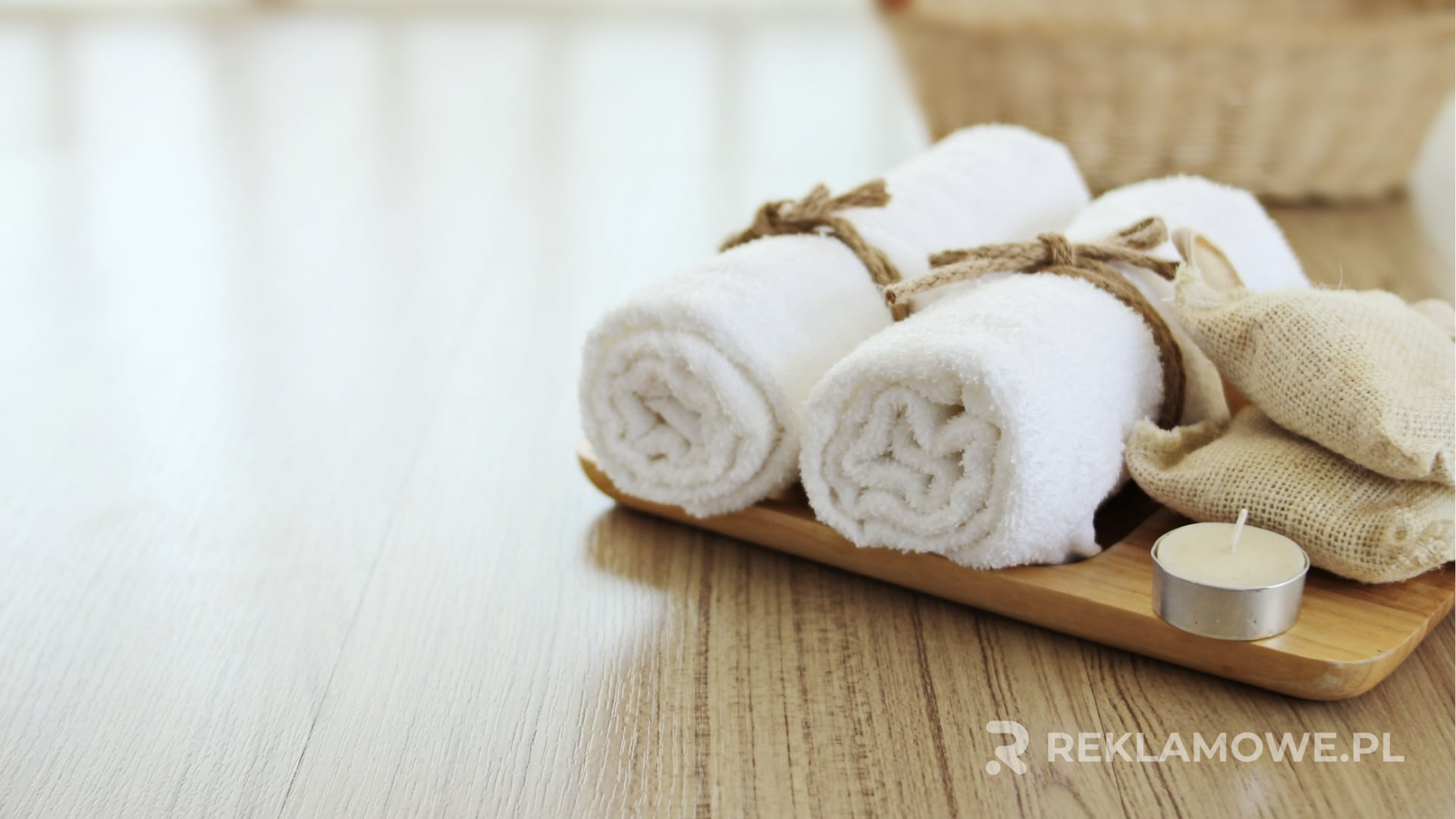 Stos różnokolorowych ręczników reklamowych