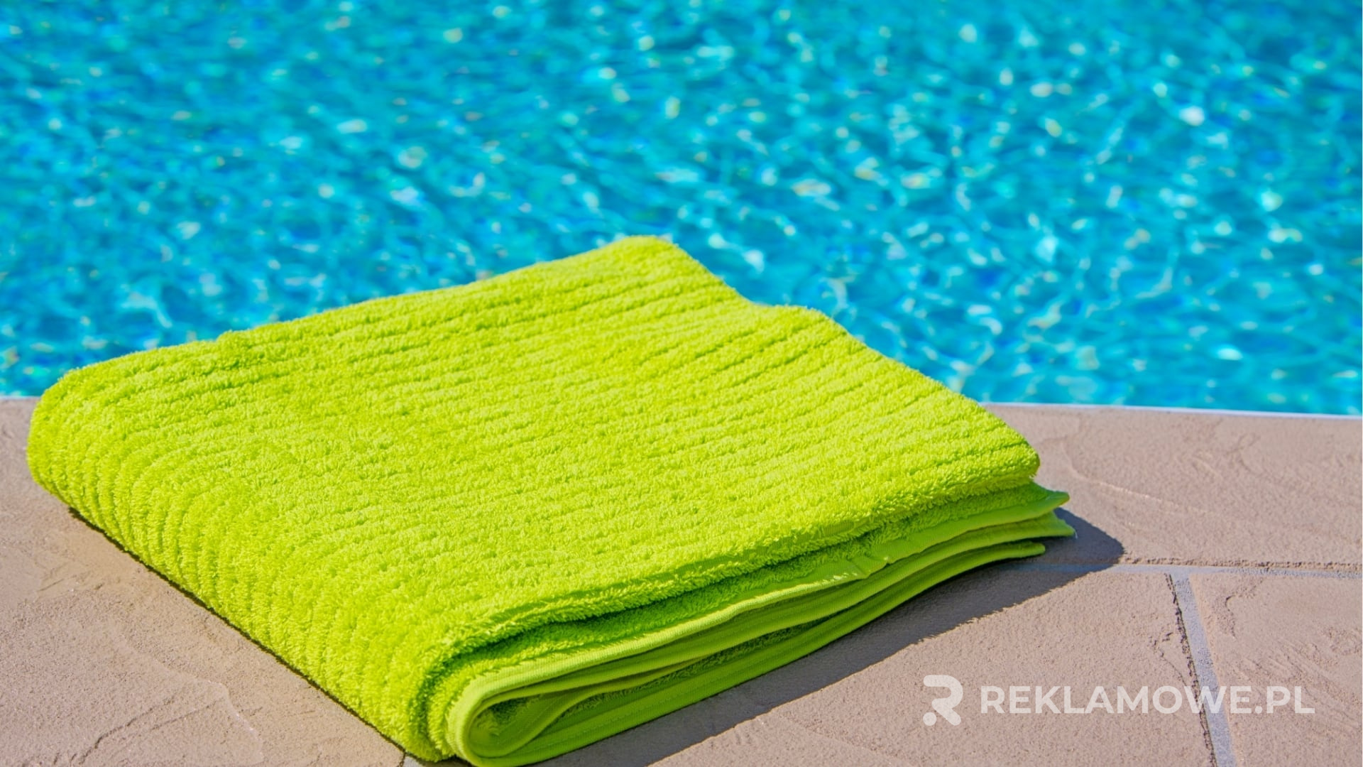 Jak dbać o ręczniki reklamowe, aby służyły lata? Ręczniki reklamowe na stojaku