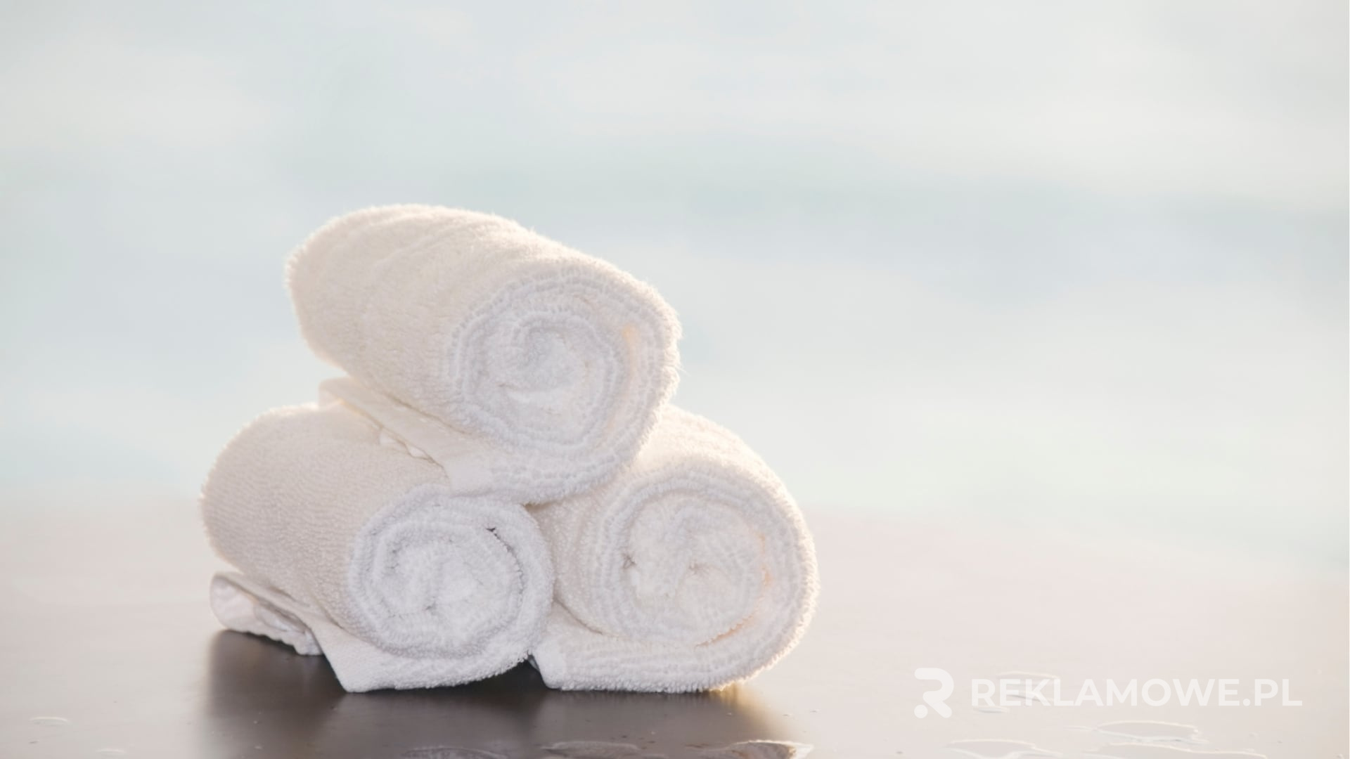Ręczniki reklamowe z nadrukiem prezentujące różne techniki znakowania