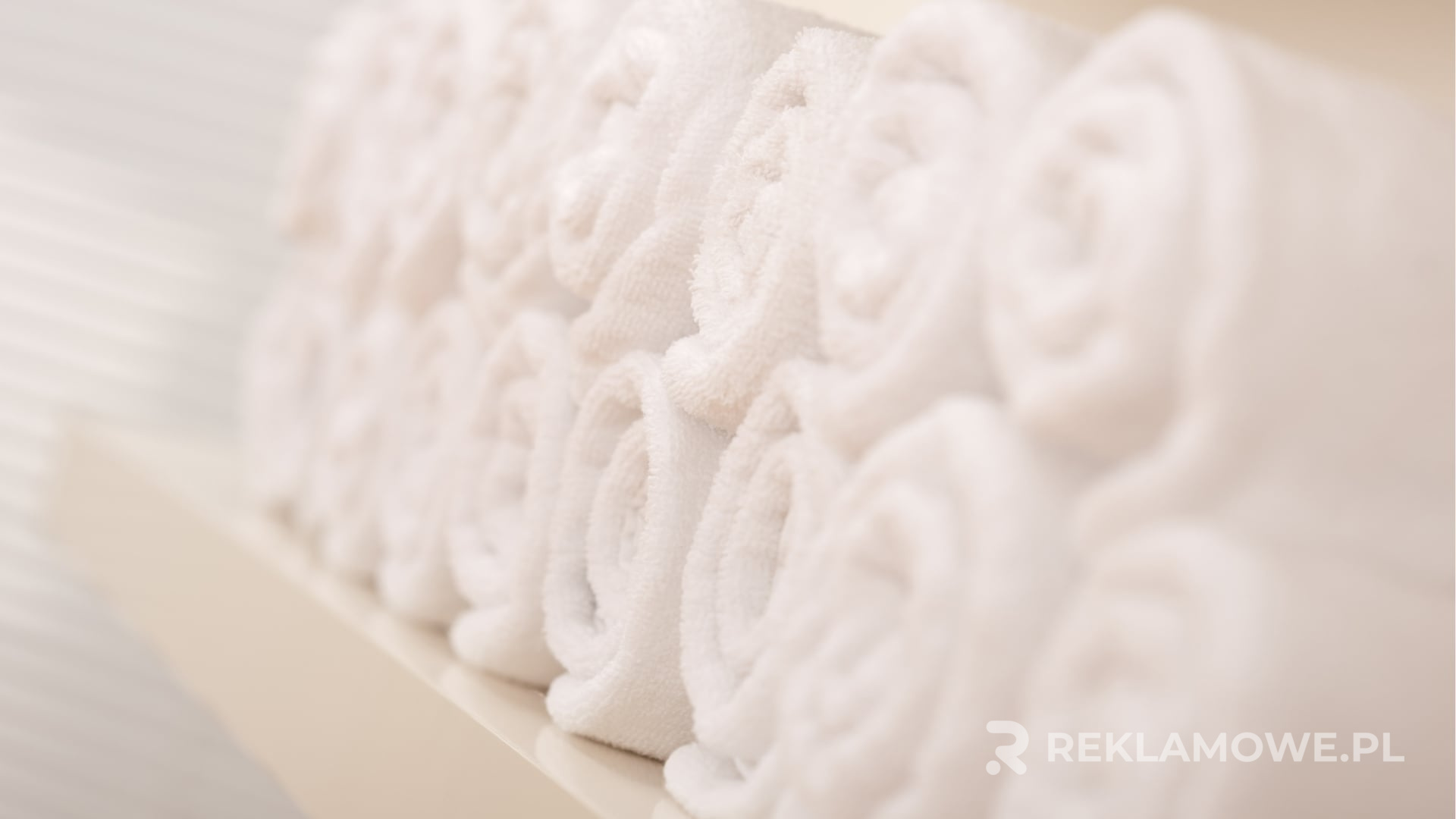 Jak unikać błędów przy zamawianiu ręczników reklamowych Stos eleganckich ręczników reklamowych