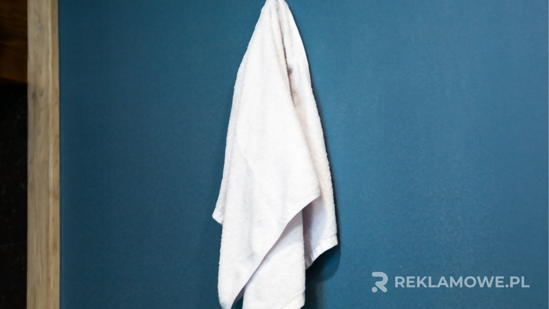Różnorodne ręczniki reklamowe ułożone estetycznie