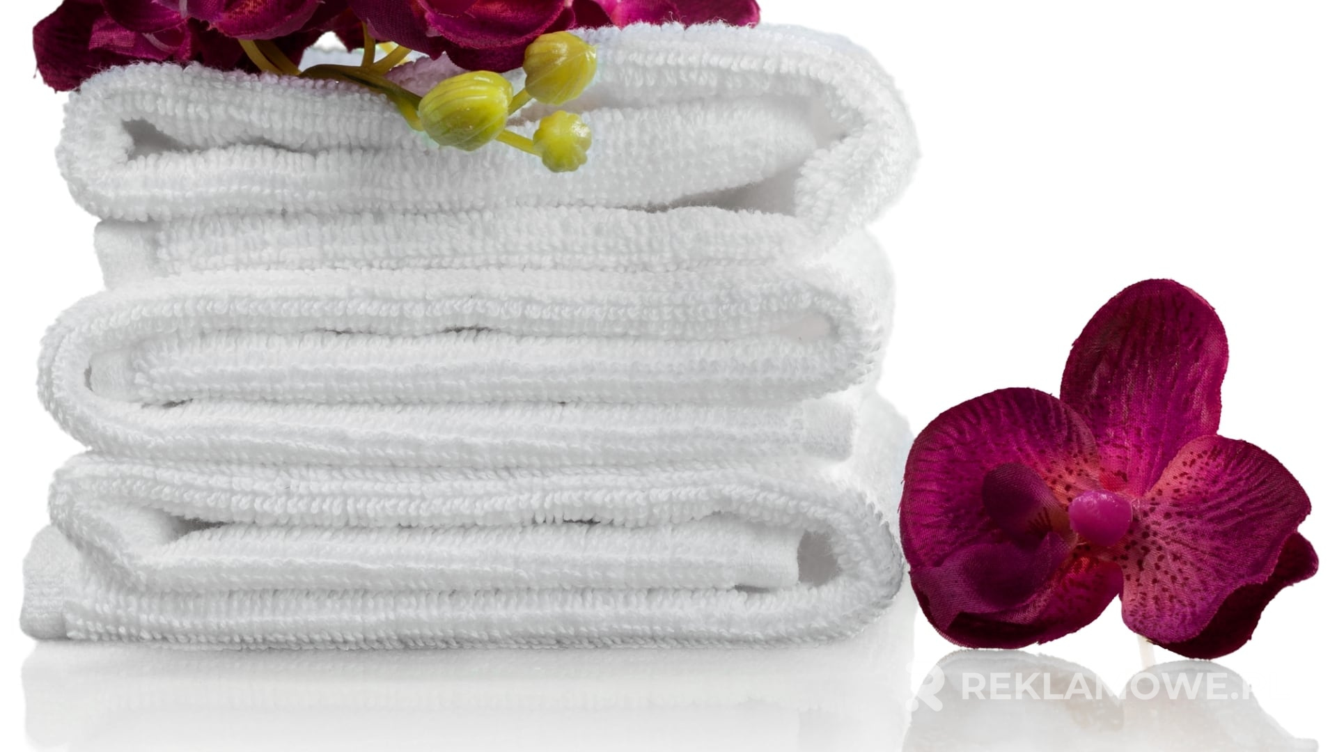 Ręczniki reklamowe używane podczas eventu korporacyjnego