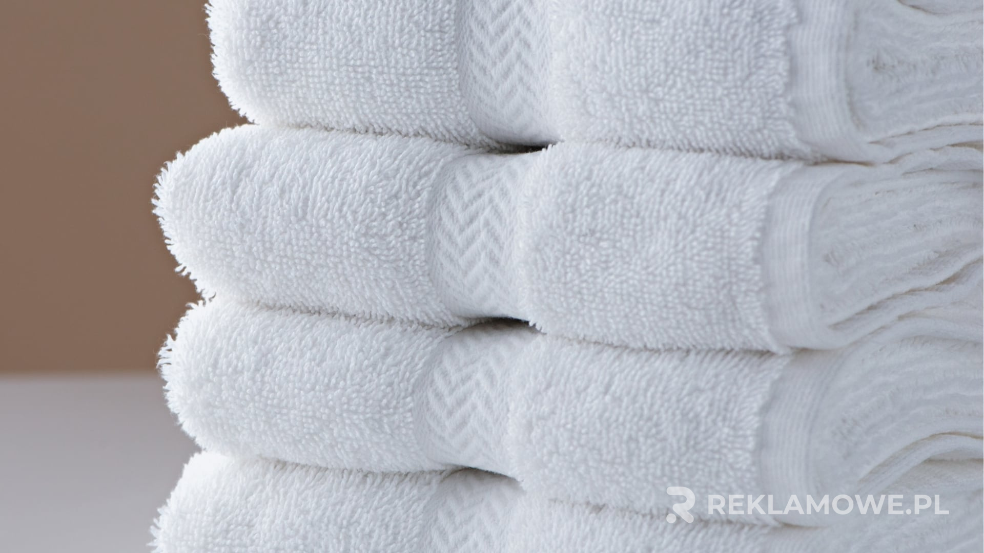 Jak Tworzyć Angażujące Treści na Ręcznikach Reklamowych Ręcznik reklamowy z nadrukowaną treścią