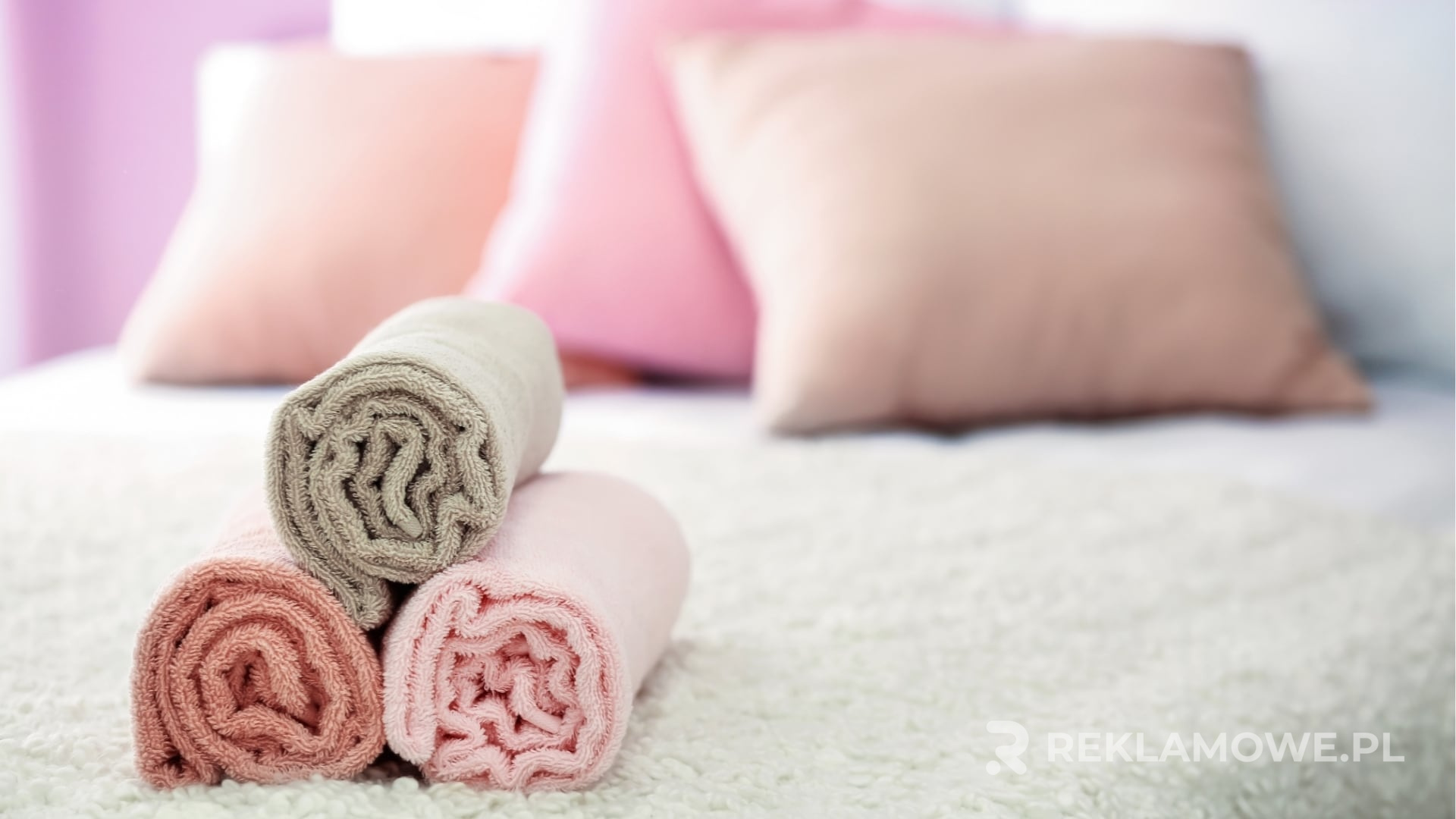 Trendy w designie ręczników reklamowych na 2025 rok